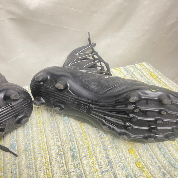 Under Armor, Mens Football/Soccer Cleats, black, size 12 very good condition - Picture 3 of 7